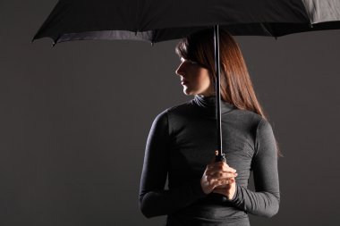 koruma ve kapak genç kadın şemsiyesi altında