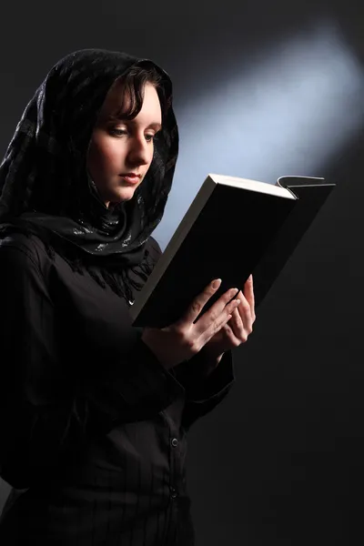 Religiosa jovem mulher em lenço de cabeça leitura bíblia — Fotografia de Stock