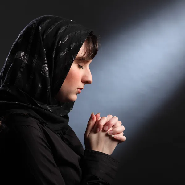 Pillanat, csendes fiatal nő mint imádkozik — Stock Fotó