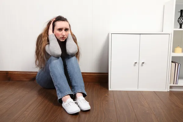 Teenager-Mädchen verängstigt und allein sehr besorgt — Stockfoto