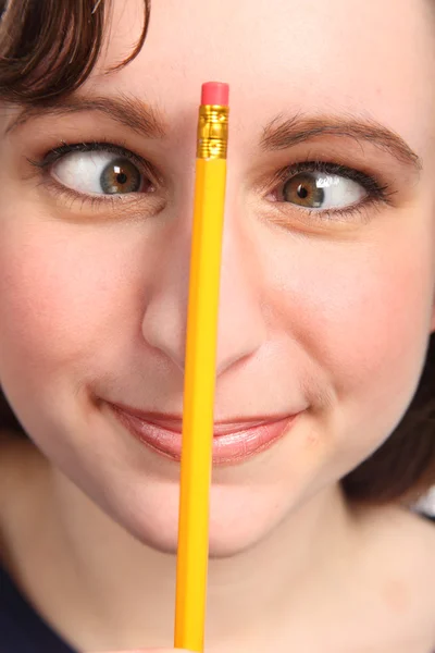 Komik çapraz gözleri olan kadın kalem burnu üzerinde — Stok fotoğraf