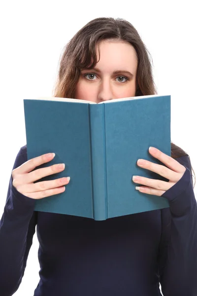 Jonge vrouw lezing bedrijf boek op aan haar gezicht — Stockfoto