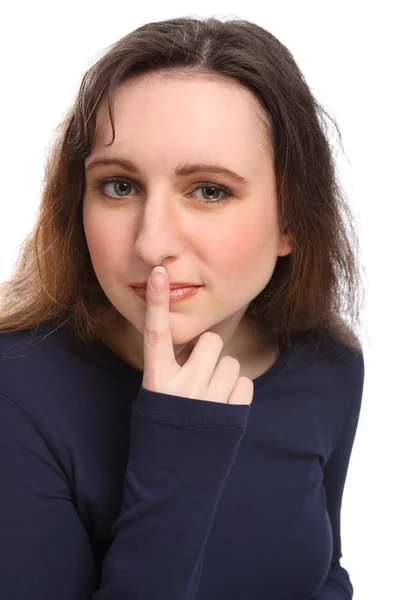 Schöne junge Frau behält geheimen Finger auf den Lippen — Stockfoto