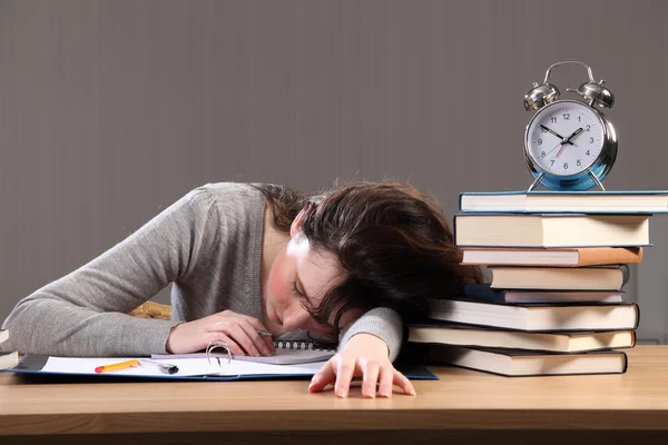 Estudante adormece fazendo trabalhos de casa tarde da noite — Fotografia de Stock