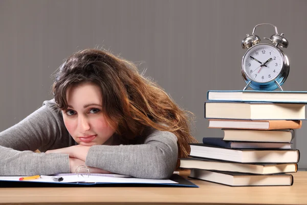 Beautiful student takes time for homework break — Stock Photo, Image