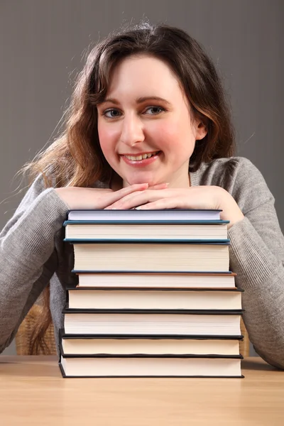 Güzel mutlu öğrenci çalışma kitapları ile oturuyor — Stok fotoğraf