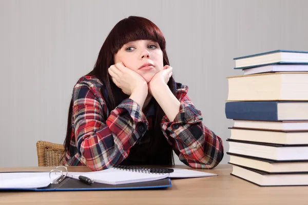 宿題の休憩を取って疲れている若い学生の女の子 — ストック写真