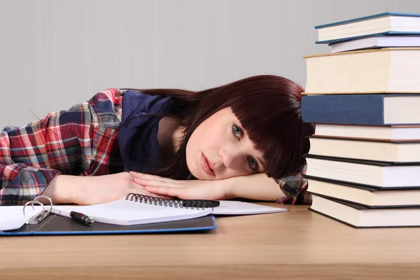 Junge Studentin von Hausaufgaben müde Kopf auf Schreibtisch — Stockfoto