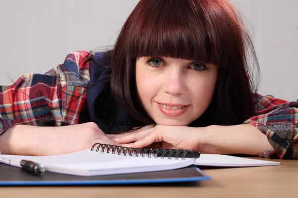 Glücklich junge Studentin nimmt eine Hausaufgabenpause — Stockfoto