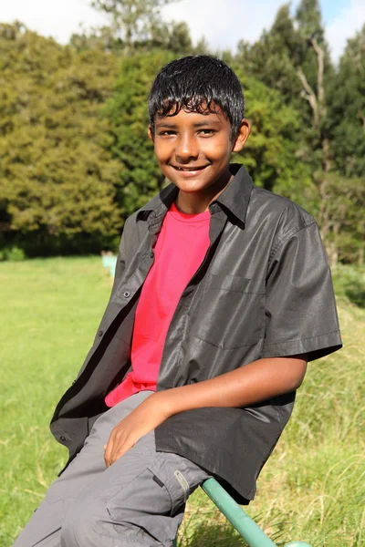 田園地帯でリラックスした 10 代の少年 — ストック写真