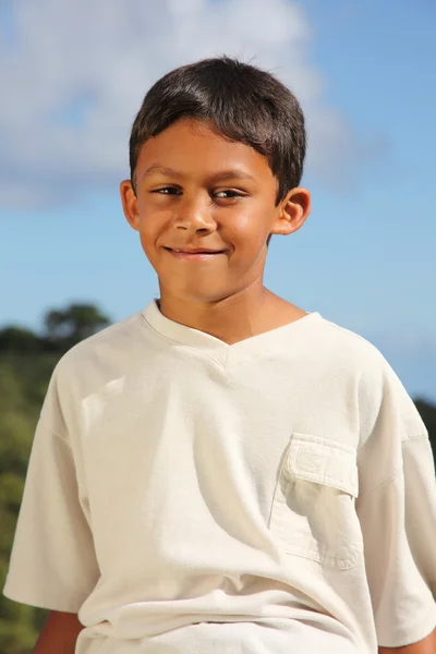 Söt skola pojke leende på en solig dag — Stockfoto