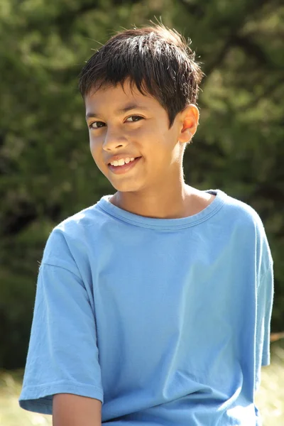Portret uśmiechnięty chłopiec na zewnątrz — Zdjęcie stockowe