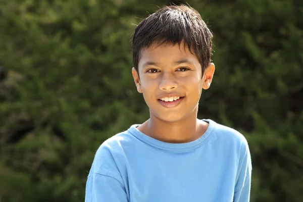 Glada leende från ung pojke i landsbygden solsken — Stockfoto
