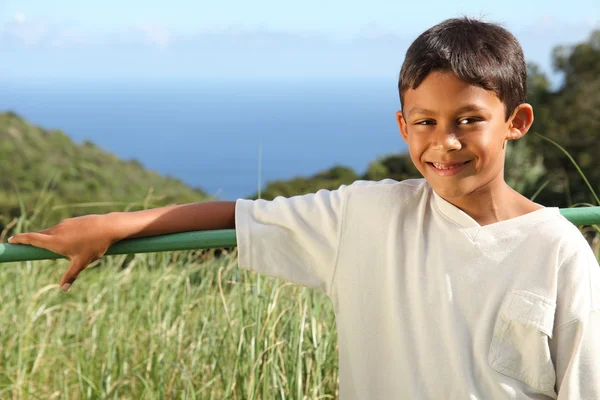 Етнічний хлопчик у сільській місцевості сонячне світло — стокове фото