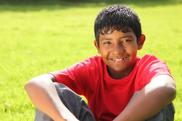 Мальчик-подросток, сидящий на солнце — стоковое фото