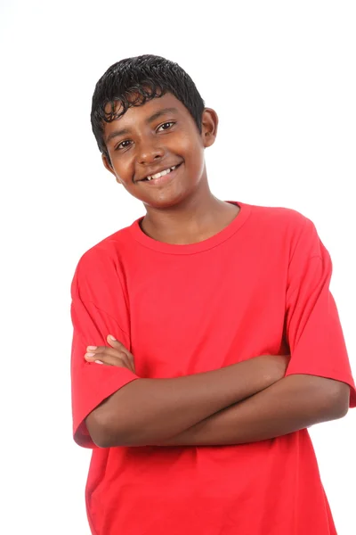 Mosolygó piros póló karokkal tizenéves fiú hajtogatott — Stock Fotó