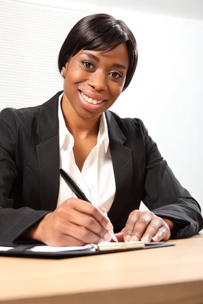 Γυναίκα ευτυχισμένη μαύρη επιχείρηση υπογραφή εγγράφου — Φωτογραφία Αρχείου