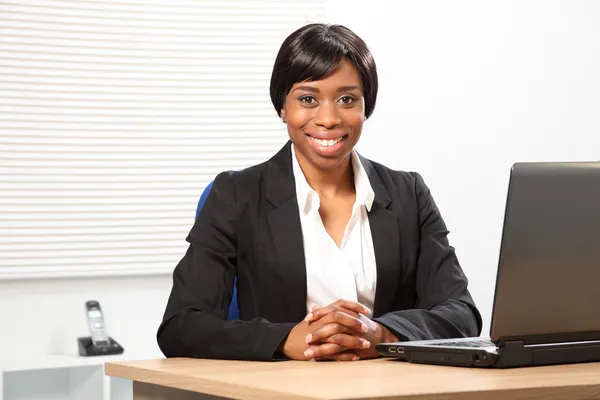 Schön glücklich schwarz unternehmerin im büro — Stockfoto