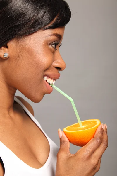 Vitamin C orange fruit drink for black woman — Stock Photo, Image