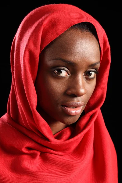 Religiöse afrikanische Muslimin mit rotem Kopftuch — Stockfoto