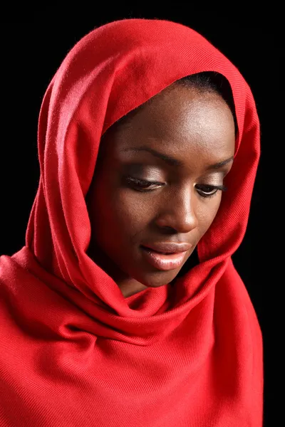 Afro-americano muçulmano menina no hijab olha para baixo — Fotografia de Stock