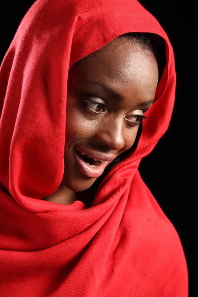 Güzel mutlu Afrika kökenli Amerikalı Müslüman kız hijab — Stok fotoğraf