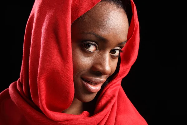 Schönes schwarzes Mädchen mit Kopftuch und glücklichem Lächeln — Stockfoto
