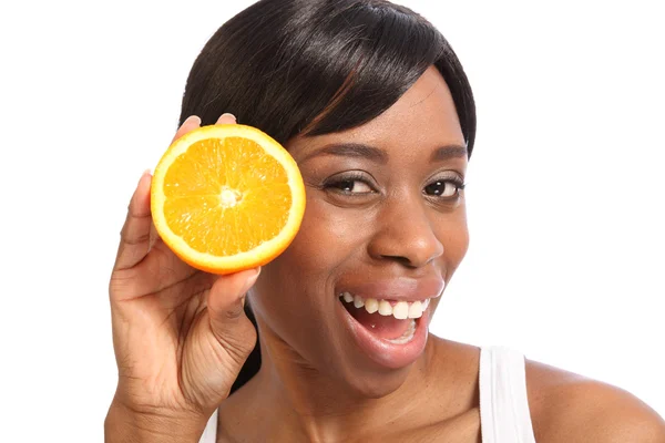 Feliz sorrindo jovem mulher negra com frutas laranja — Fotografia de Stock