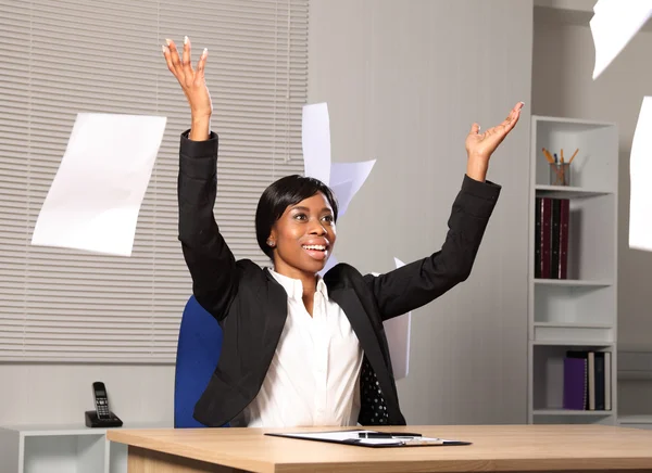 Щаслива красива бізнес-леді кидає папір в повітря — стокове фото
