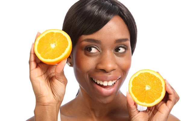 Schöne afrikanisch-amerikanische Frau gesunde Früchte — Stockfoto