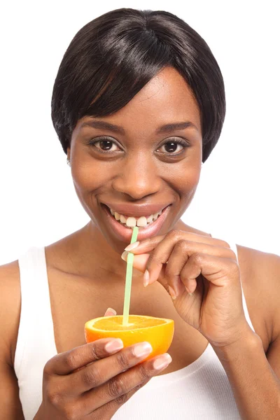 Bebida de laranja fresca saudável para mulher bonita — Fotografia de Stock