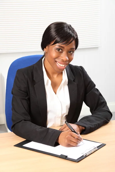 Vackert leende av svart kvinna i kontor — Stockfoto