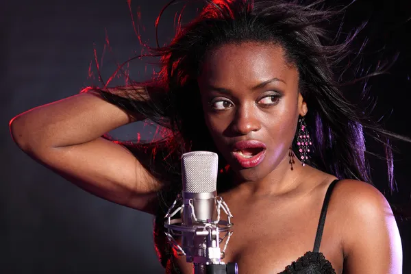 Mooie zwarte meisje maakt muziek zingen op het podium — Stockfoto