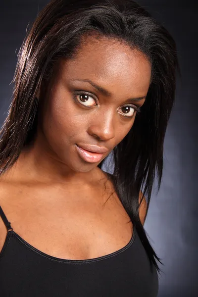 Linda jovem afro-americana mulher olhos grandes — Fotografia de Stock