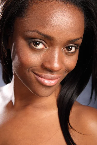 Bella sorridente giovane donna africana americana — Foto Stock