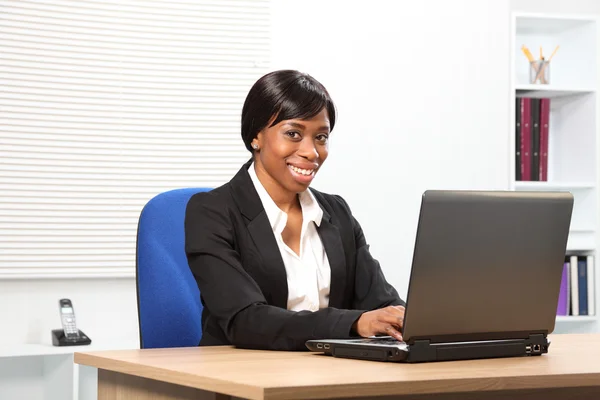 アフリカ系アメリカ人ビジネスの女性の笑顔が美しい ロイヤリティフリーのストック画像