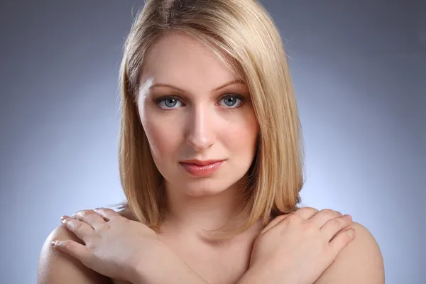Prachtig jonge blonde meisje met blauwe ogen — Stockfoto