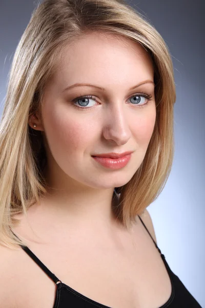 Piękna młoda kobieta blondynka o niebieskich oczach — Zdjęcie stockowe