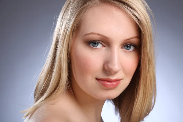 Krásná blondýnka dospívající dívka s modrýma očima — Stock fotografie