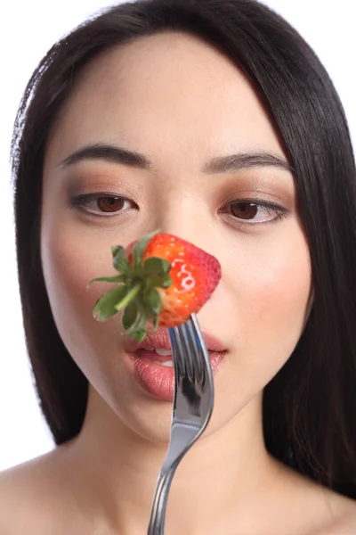 草莓的年轻美丽的东方女孩的眼睛 — 图库照片