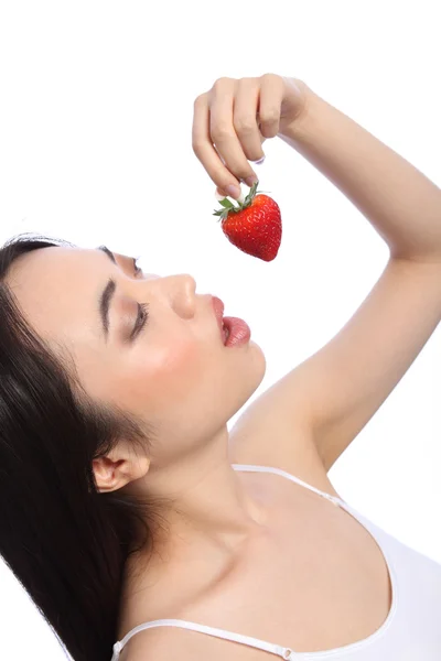 Sexy oriental chica comiendo fruta de fresa roja — Foto de Stock