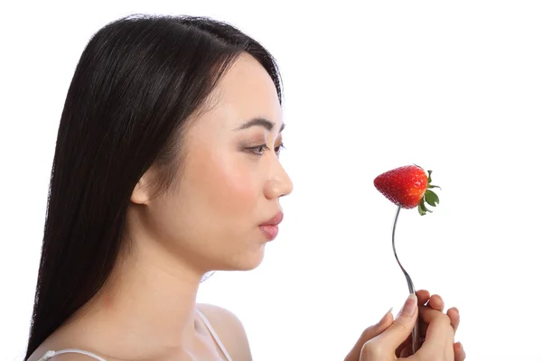 Hübsche junge orientalische Mädchen mit Erdbeerfrucht — Stockfoto