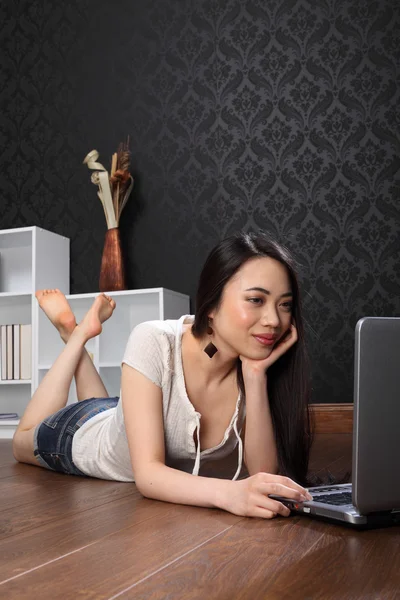 Bella donna cinese a casa navigare in internet — Foto Stock