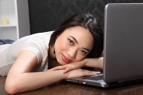 Menina asiática bonita no computador portátil — Fotografia de Stock
