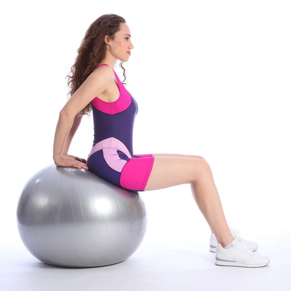 Сексуальная молодая женщина использует мяч для упражнений на равновесие — стоковое фото