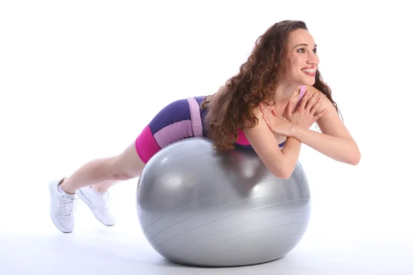 Brunette vrouw op training met behulp van oefening bal — Stockfoto