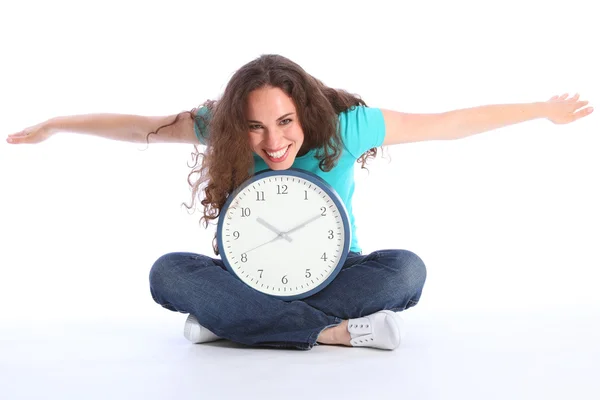Czas leci piękna kobieta szczęśliwy zabawa zegar — Zdjęcie stockowe