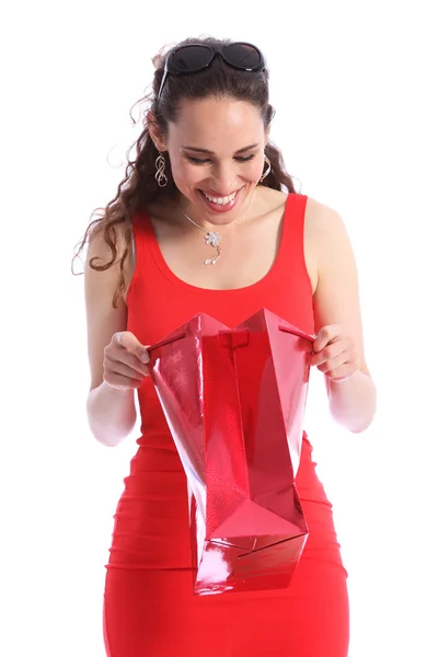 Gelukkig verrassingspresentje in rode zak voor jonge vrouw — Stockfoto