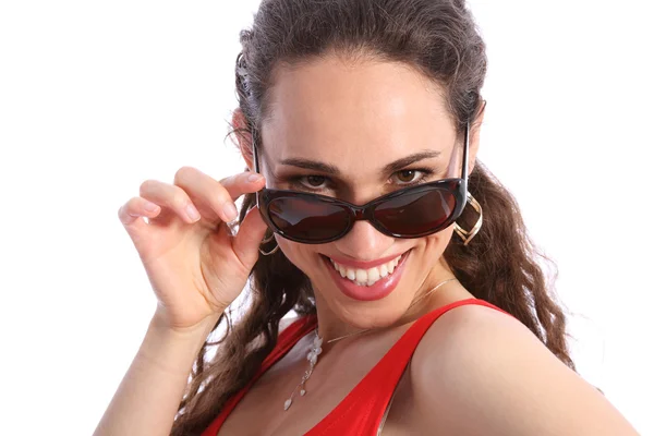 Красивая улыбка счастливой женщины в солнечных очках — стоковое фото