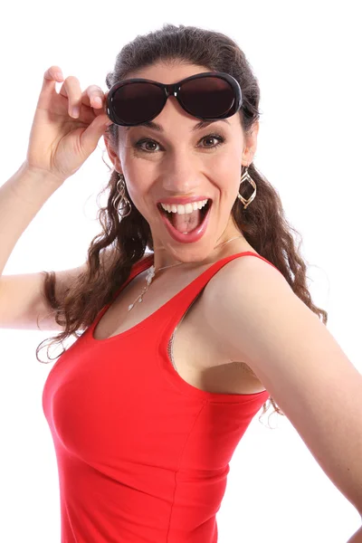Gülen genç kadın güneş gözlüğü içinde mutlu heyecanlı — Stok fotoğraf